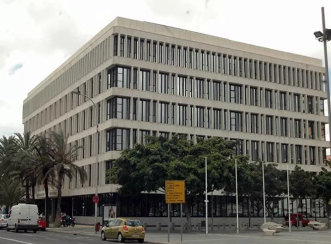 Edificio de Hacienda junto al puente de barranco de Santos en la plaza Europa, donde se ejecuta el desvio de tráfico / CEDIDA