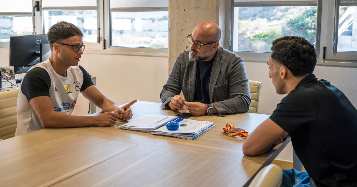 Aridany Romero recibe a Giovanni Suárez, medalla de bronce / IID