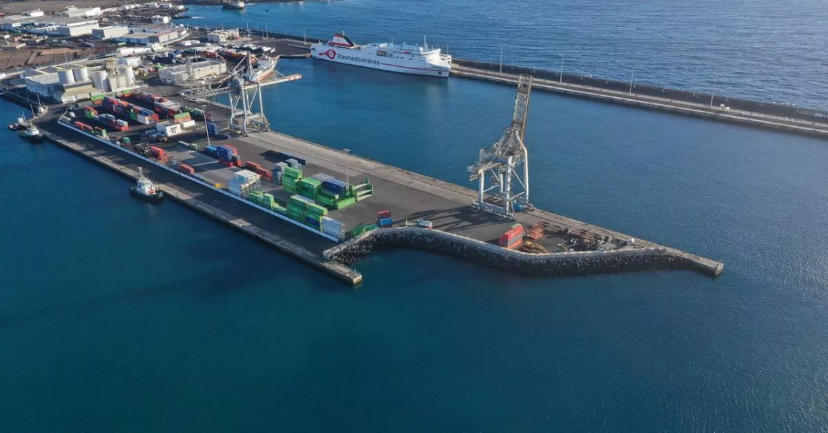 La Terminal Marítima de Arrecife, principal infraestructura de carga y descarga de contenedores en Lanzarote. / AH