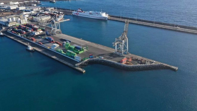 La Terminal Marítima de Arrecife, principal infraestructura de carga y descarga de contenedores en Lanzarote. / AH