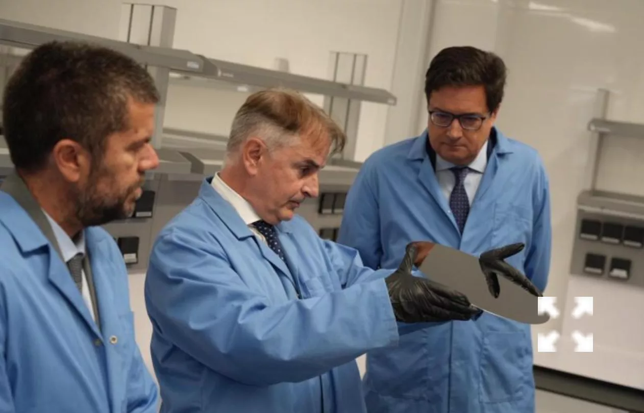 José Manuel Rodríguez, CEO de Wooptix (en el centro), comparte conocimientos con el ministro Óscar López y el rector de la ULL, Francisco García./ 