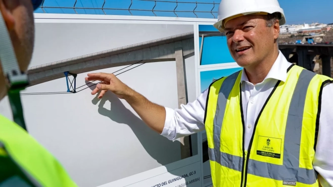 Augusto Hidalgo en una visita a las obras del viaducto de Guiniguada./ CEDIDA