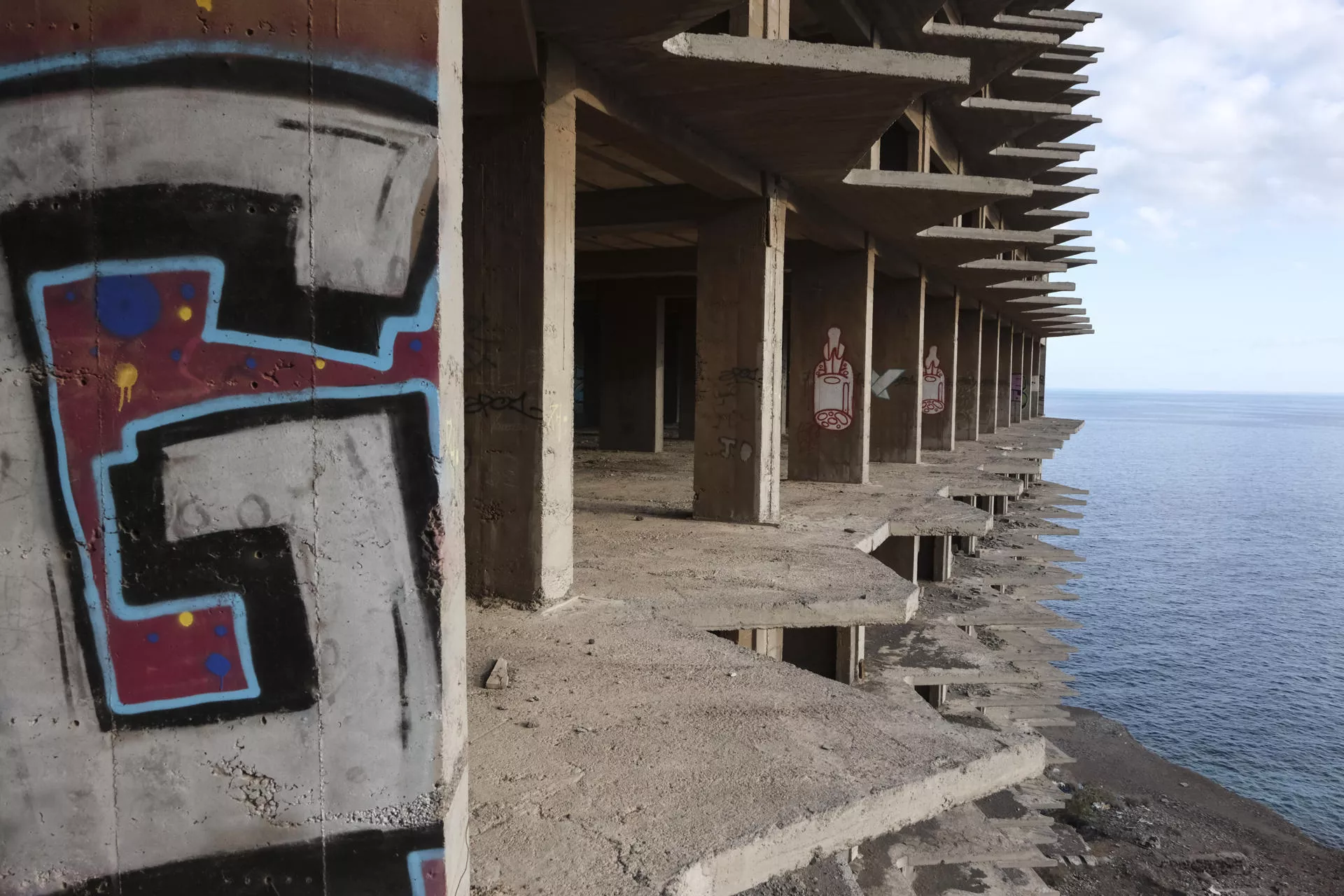 La subvención otorgada por el Gobierno de Canarias permitirá al Ayuntamiento de Santa Cruz de Tenerife avanzar en la demolición de este edificio./ EFE.