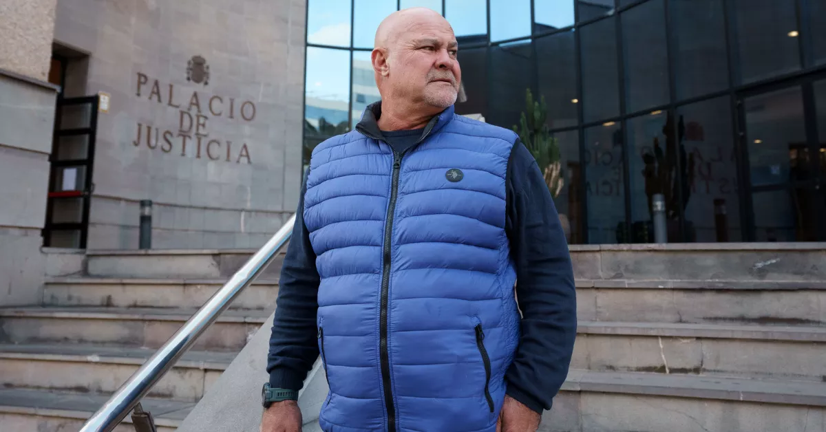 El intermediario Marcos Antonio Navarro Tacoronte abandona el Palacio de Justicia de Santa Cruz de Tenerife tras su comparecencia ante la juez / EFE - RAMÓN DE LA ROCHA