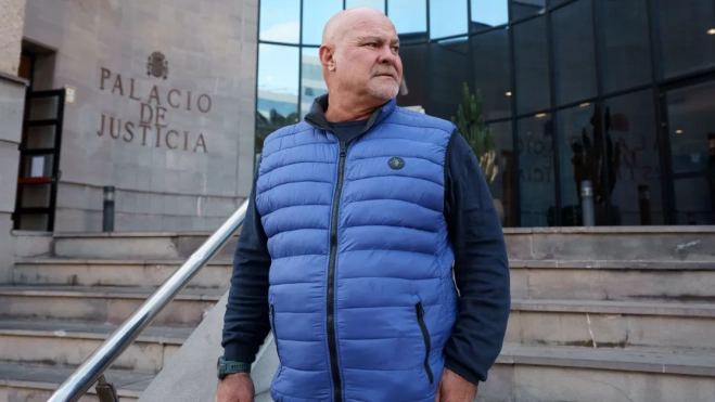 El intermediario Marcos Antonio Navarro Tacoronte abandona el Palacio de Justicia de Santa Cruz de Tenerife tras su comparecencia ante la juez / EFE - RAMÓN DE LA ROCHA