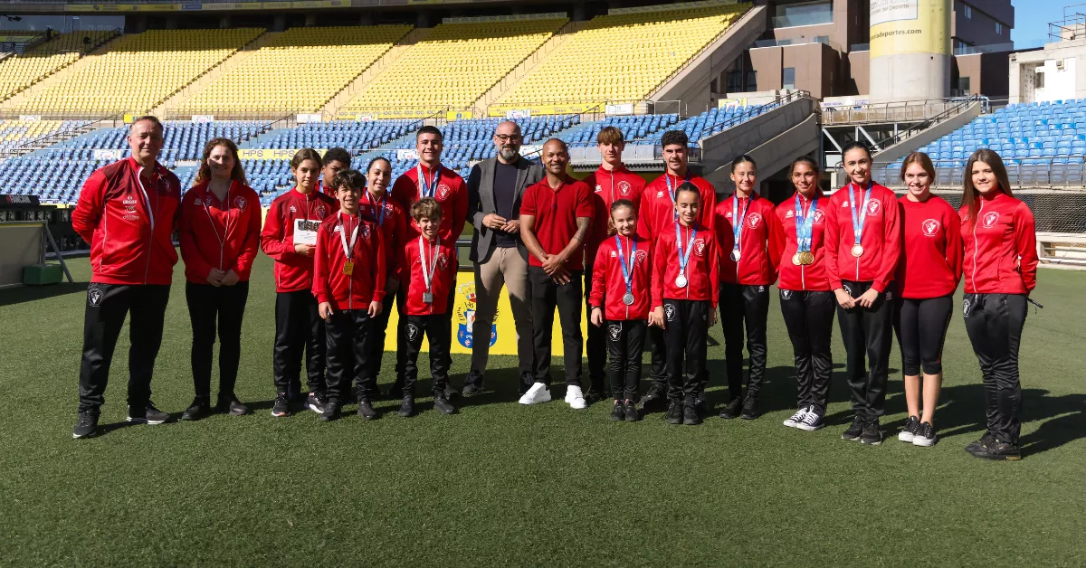 El consejero Aridany Romero con los gimnastas / IID