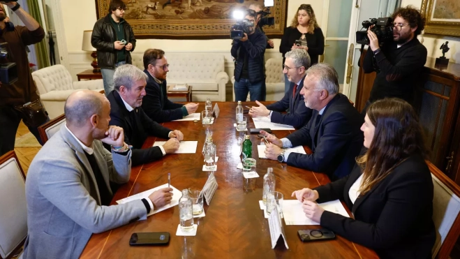 El ministro de Política Territorial y Memoria Democrática, Ángel Víctor Torres (2d), y el presidente de Canarias, Fernando Clavijo (2i), durante la reunión mantenida para abordar el reparto de menores migrantes. / EFE