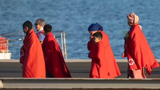 Tres mujeres y dos menores tras desembarcar en el puerto de Arrecife. EFE