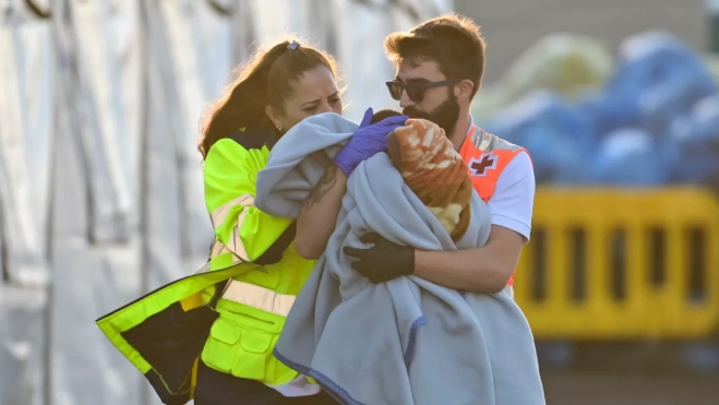 Servicios de atención con bebé recién llegado a Canarias. EFE