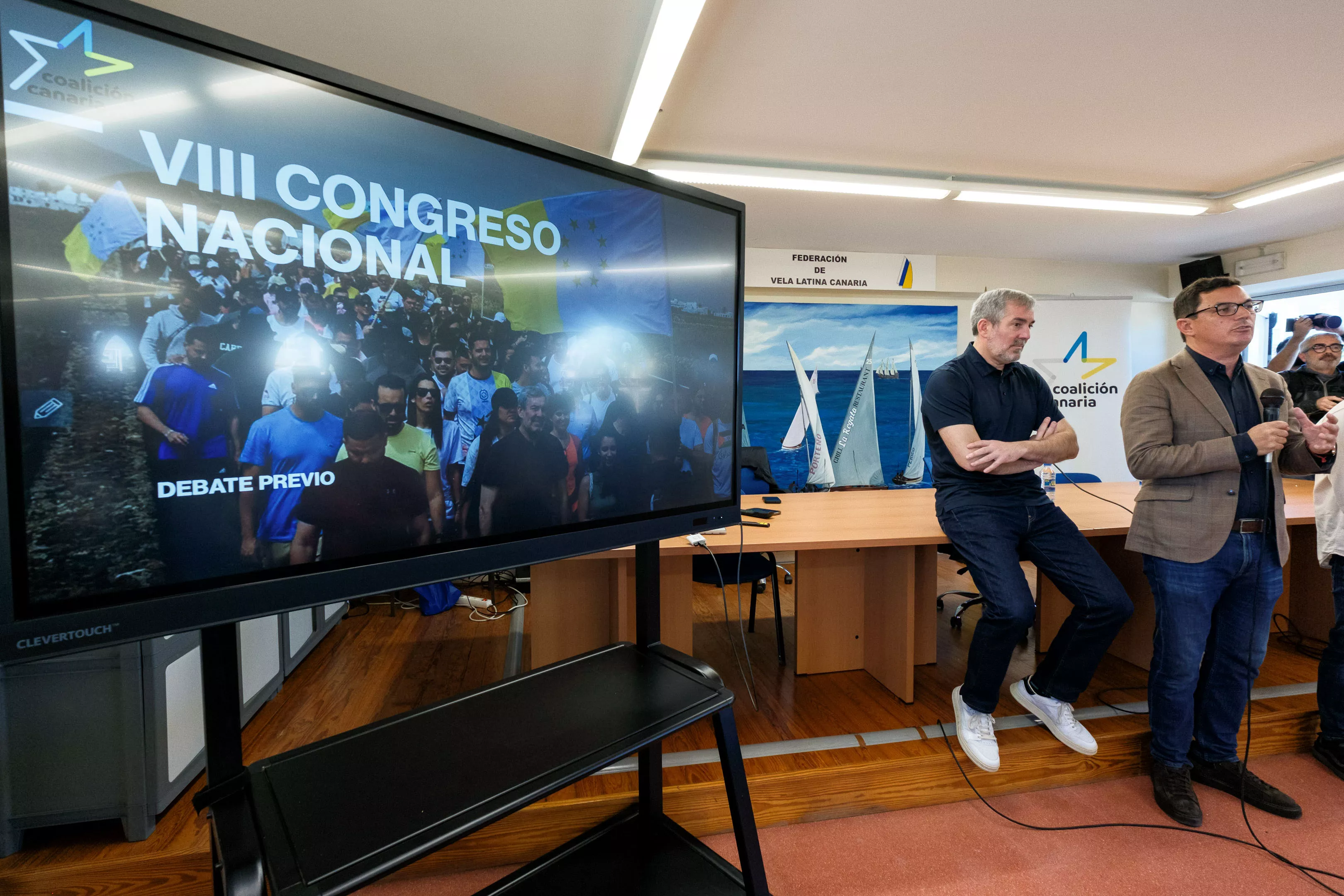  El secretario general de CC, Fernando Clavijo (i); acompañado por el secretario general de Gran Canaria, Pablo Rodríguez. / EFE