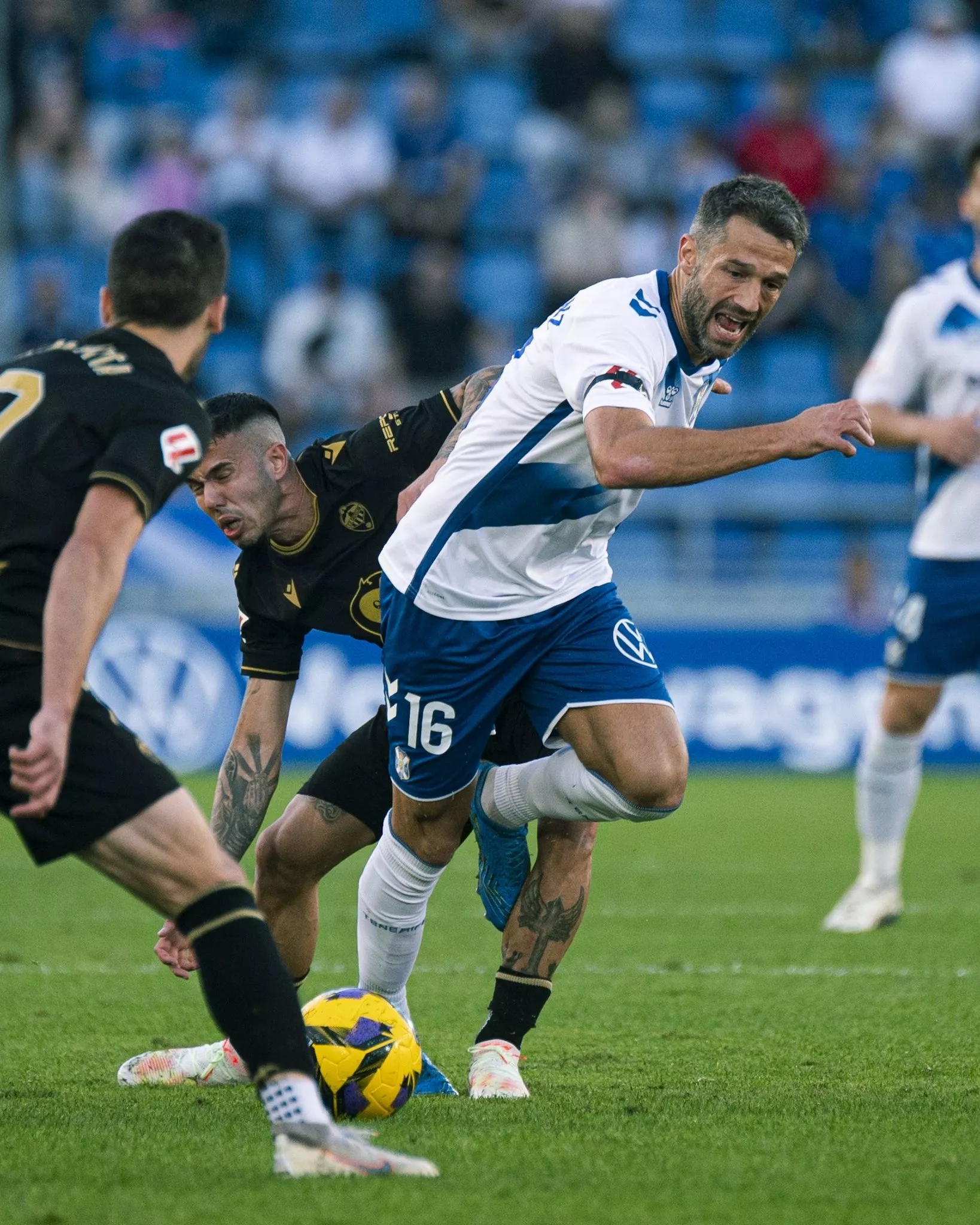 Aitor Sanz dirige un balón durante el encuentro ante el Castellón, en su primer partido tras ocho meses de lesión./ CD TENERIFE