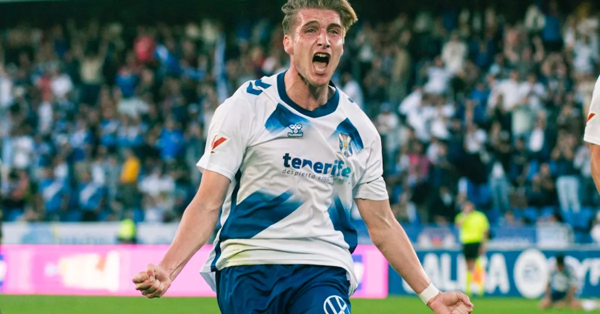 Alejandro Cantero (CD Tenerife) celebra el 1-0 ante el Castellón, que anotó él mismo en el minuto 35./ CD TENERIFE-SAN ACOSTA