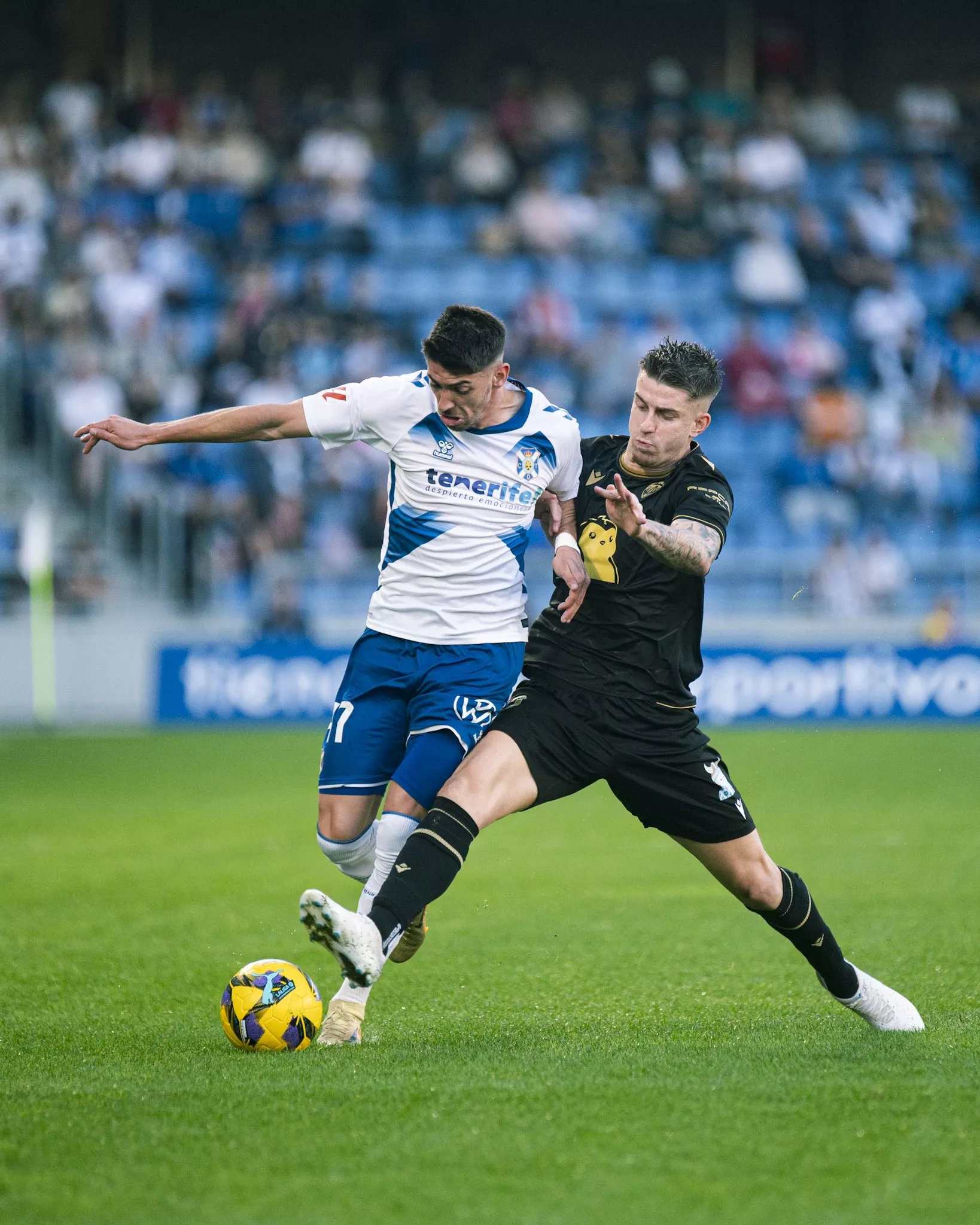 Waldo Rubio disputa un balón durante el encuentro contra el Castrellón./ CD TENERIFE-SAN ACOSTA