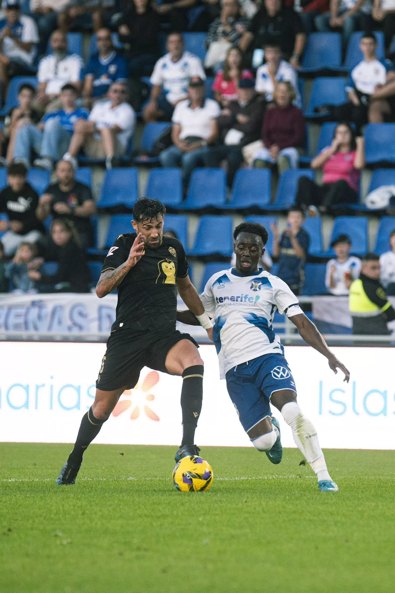 Diarra disputa un balón en el encuentro ante el Castellón./ CD TENERIFE-SAN ACOSTA