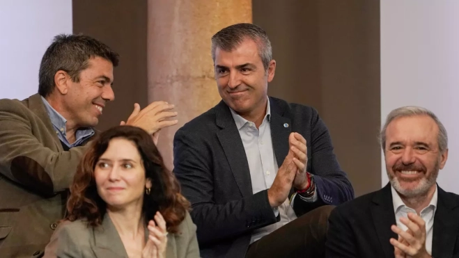 En el centro, el vicepresidente de Canarias y presidente del PP canario, Manuel Domínguez. EFE