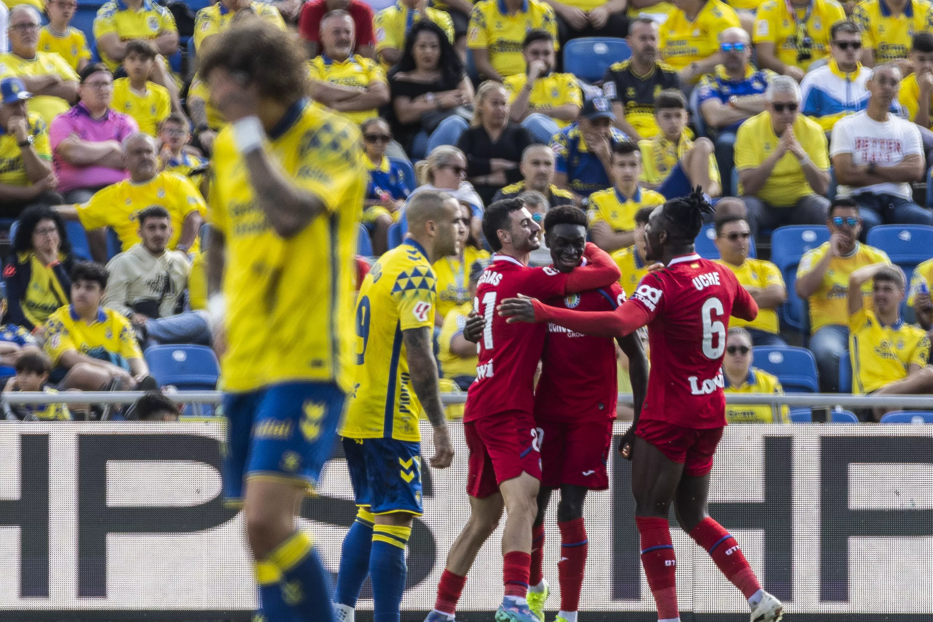 El centrocampista del Getafe Coba da Costa (2d) celebra el primer gol de su equipo ante la UD Las Palmas. / QUIQUE CURBELO-EFE