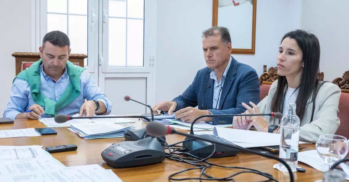 Reunión del Consejo Insular de Aguas de Lanzarote, presidida por el presidente del cabildo, Oswaldo Betancort (izquierda)./ CEDIDA