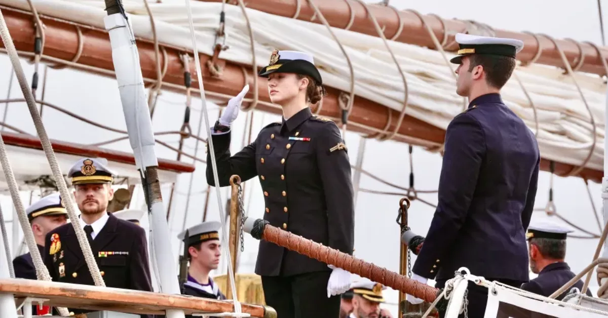 La Princesa de Asturias, Leonor, junto a sus compañeros guardiamarinas en el muelle del puerto de Cádiz / EFE La Princesa de Asturias, Leonor, junto a sus compañeros guardiamarinas en el muelle del puerto de Cádiz / EFE