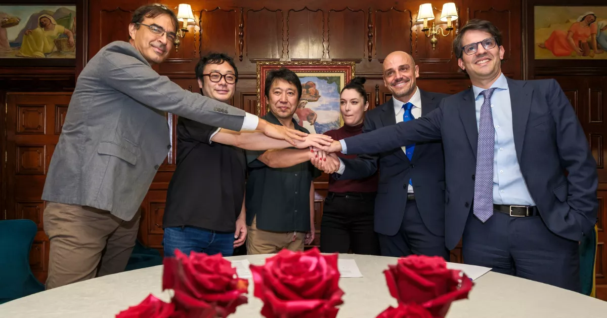 Firma de un acuerdo de colaboración entre la empresa canaria Quantum Box y su diseñadora narrativa, Laksmy Irigoyen (3d), y el creador artístico de videojuegos del estudio japonés Route24, Kenichi Nishi (3i) / EFE