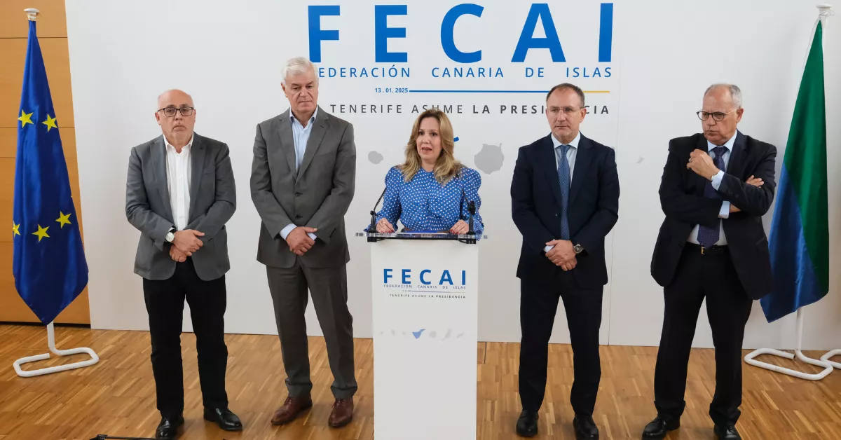 Los presidentes de los cabildos de Gran Canaria, Antonio Morales (i), el Hierro, Alpidio Armas (2i), Tenerife, Rosa Dávila (3i), La Palma, Sergio Rodríguez (4i), y La Gomera, Casimiro Curbelo (d) / EFE