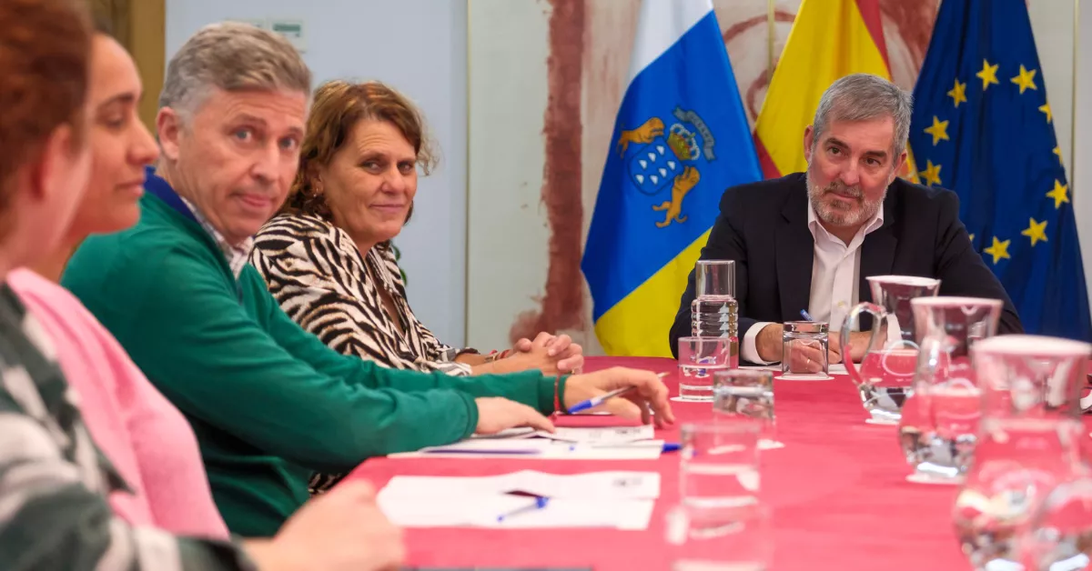 El presidente de Canarias, Fernando Clavijo, recibió este lunes a la nueva presidenta de la Coordinadora de Organizaciones de Agricultores y Ganaderos (COAG) en las islas, María del Carmen Pérez / EFE