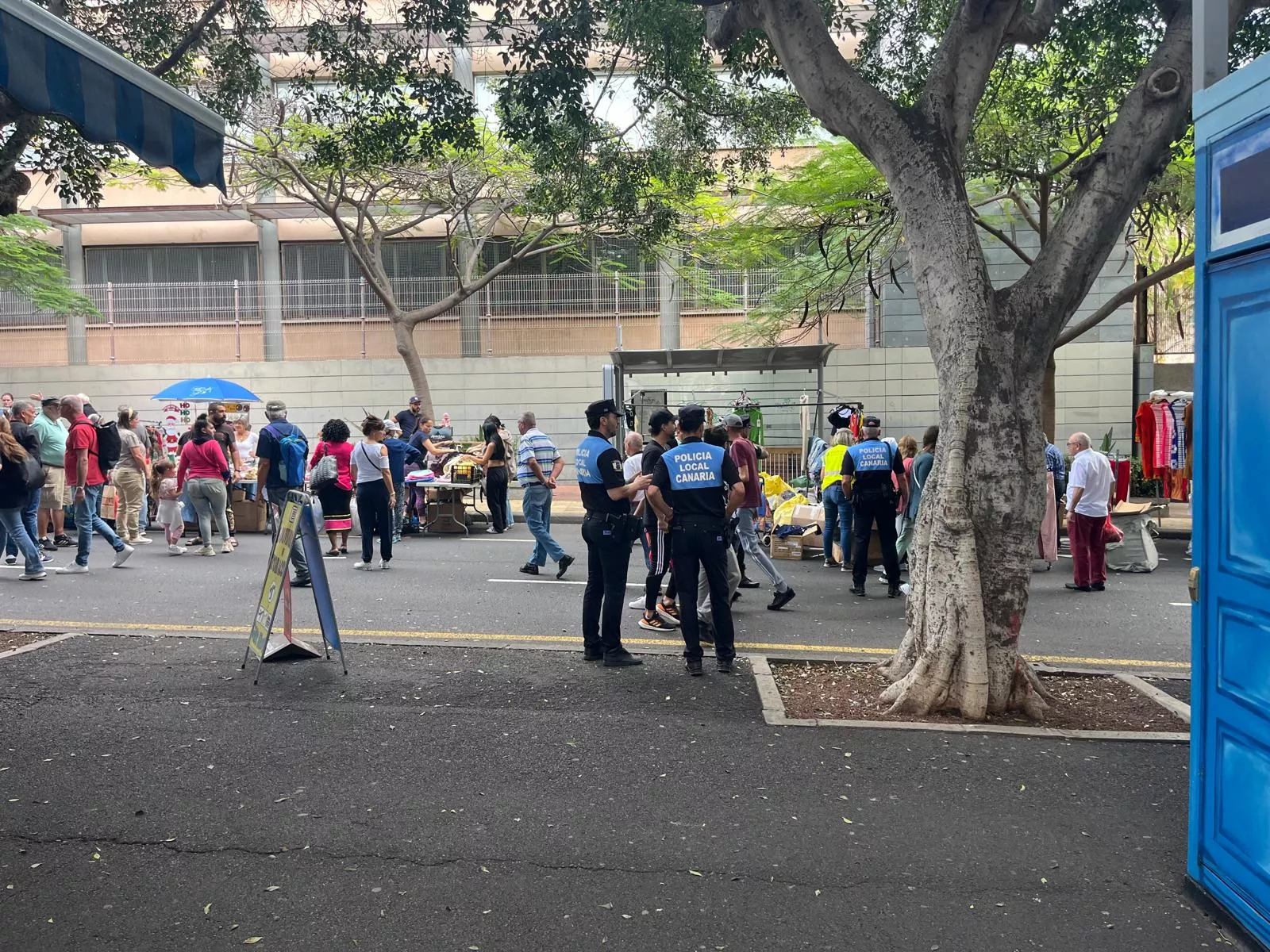 Policías locales vigilan en el Rastro de Santa Cruz / AH
