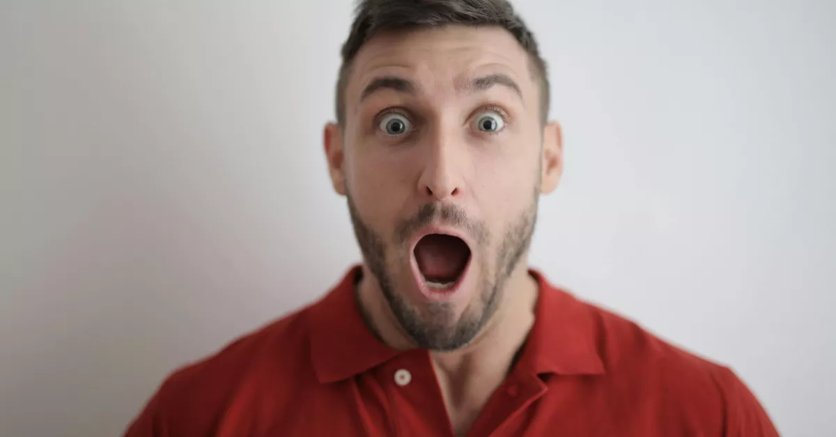 Imagen de un hombre con expresión de sorpresa / PEXELS