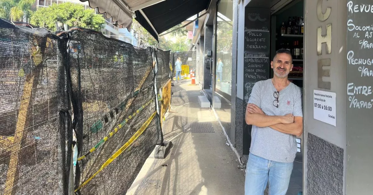 Orlando, dueño del Orche, en su cafetería junto a las obras de la nueva plaza / AH / BELA CABRERA