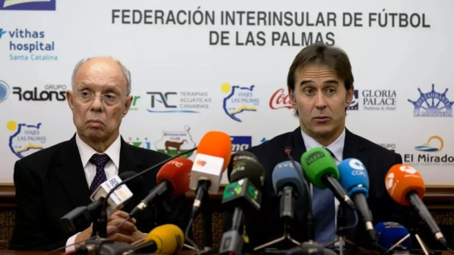 Antonio Suárez, investigado por la Audiencia Nacional por su gestión como presidente de la Federación de Fútbol de Las Palmas, durante una rueda de prensa junto a Julen Lopetegui. / QUIQUE CURBELO-EFE