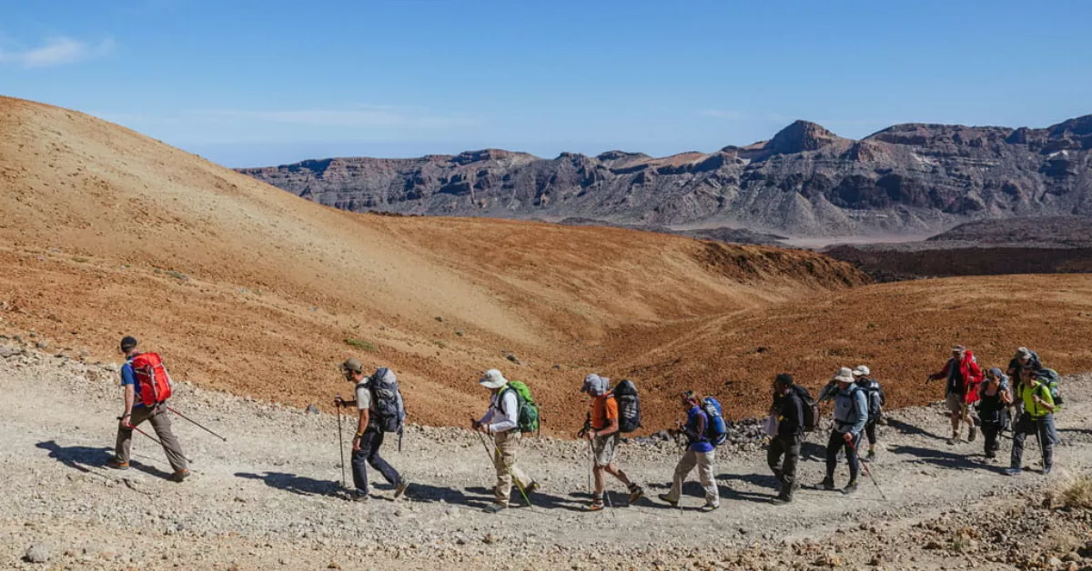 Personas recorriendo uno de los senderos del Parque Nacional del Teide / TURISMO DE TENERIFE