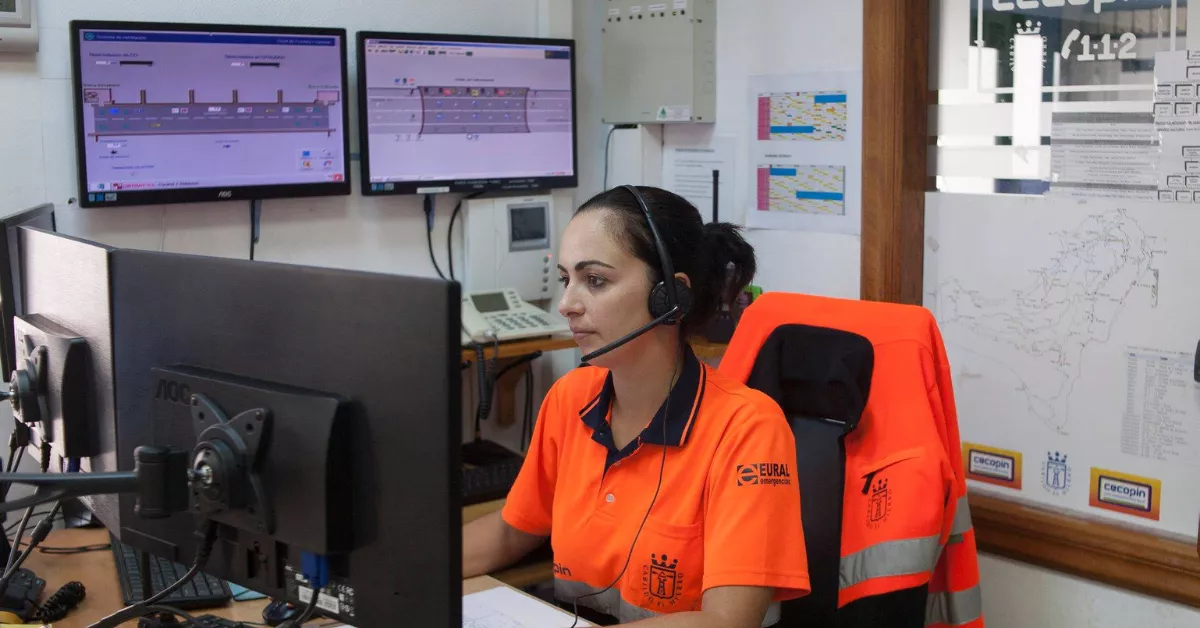 Una trabajadora de Cecopin herreño atendiendo una llamada / CABILDO DE EL HIERRO