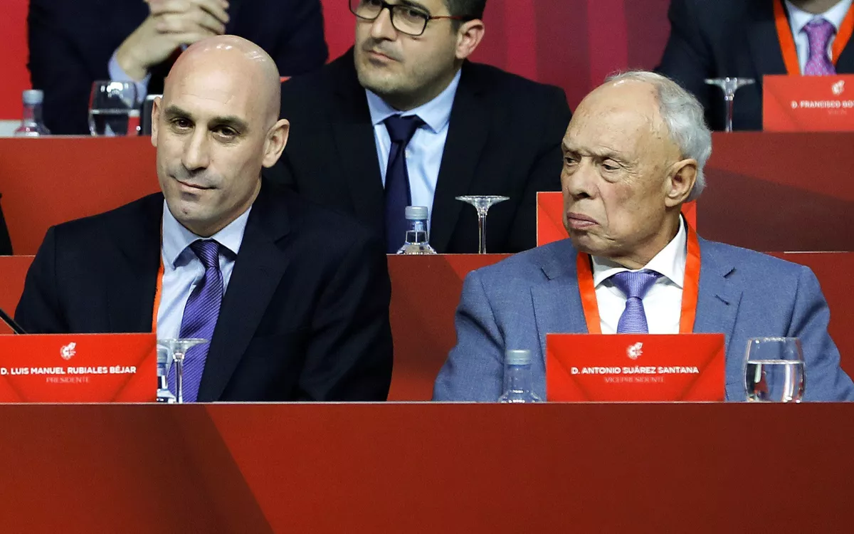 Antonio Suárez, junto a Rubiales, es uno de los investigados. En la imagen, durante su etapa como vicepresidente de la Real Federación Española de Fútbol. / BALLESTEROS-EFE