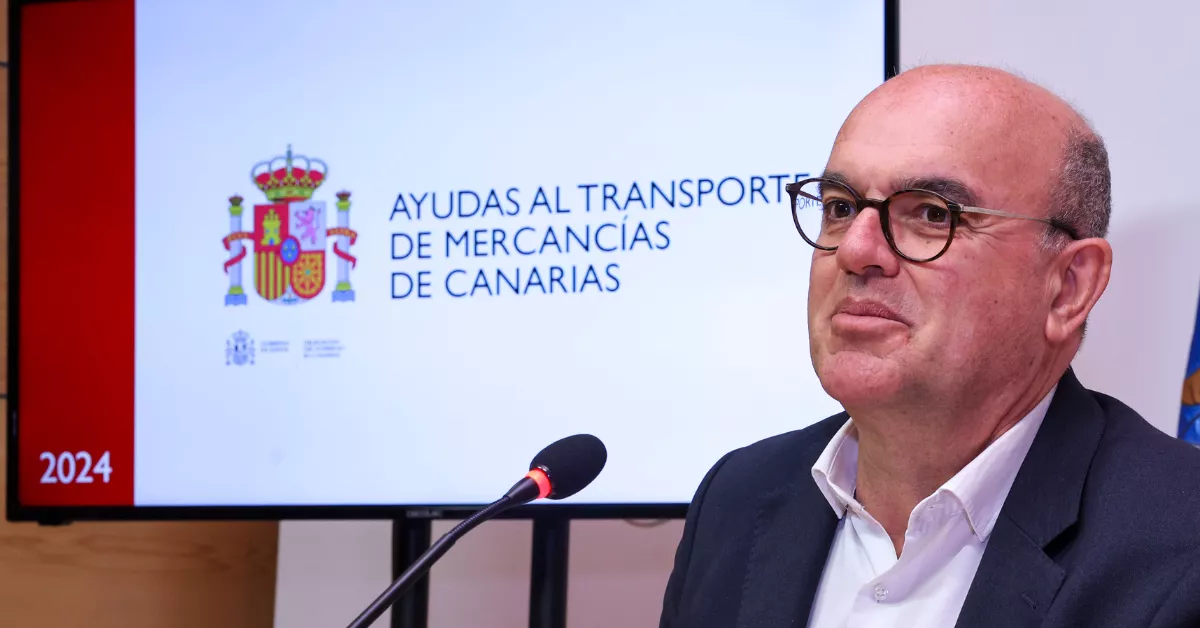 El delegado del Gobierno en Canarias, Anselmo Pestana, en la rueda de prensa sobre las ayudas al transporte de mercancías / EFE