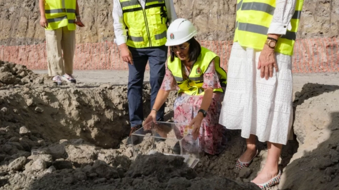 La alcaldesa Carolina Darias poniendo la primera piedra para las 36 viviendas de alquiler asequible / AYUNTAMIENTO DE LAS PALMAS