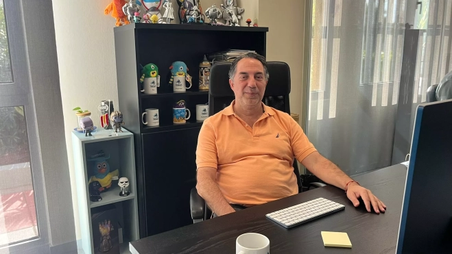 Darío Sánchez en su mesa de trabajo / AH / BELA CABRERA