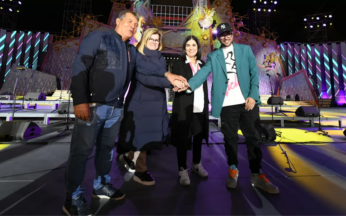 Josué Quevedo, en la imagen a la derecha, suma otra adjudicación a dedo de 429.793 euros por la dirección artística del Carnaval. / AH