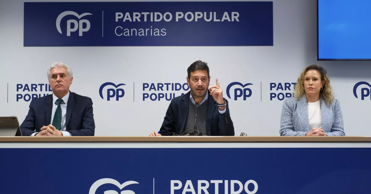  El coordinador general del PP de Canarias, Jacob Qadri (c), y los diputados nacionales Laura Lima y Carlos Sánchez (i) / EFE