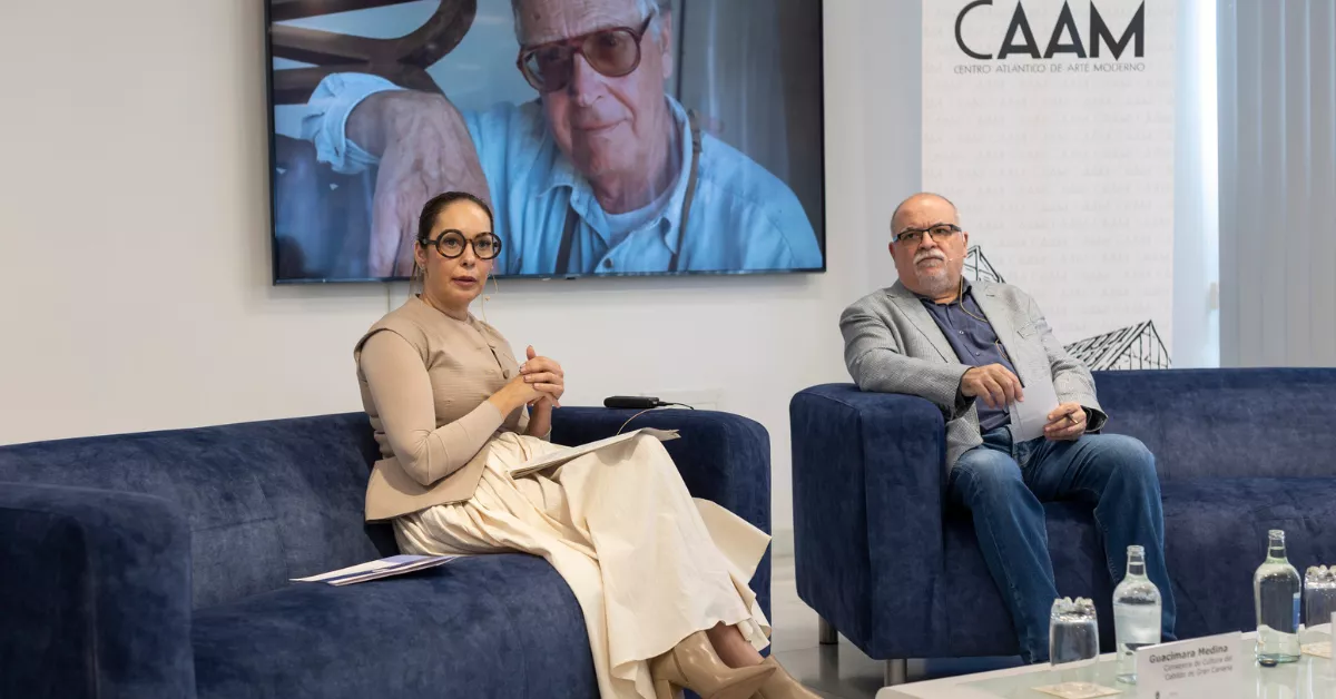 a consejera de Cultura del Cabildo de Gran Canaria, Guacimara Medina, y el director del Centro Atlántico de Arte Moderno, Orlando Britto / EFE