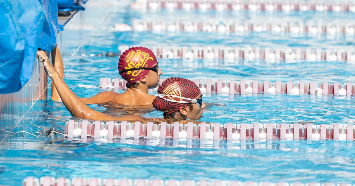 Imagen de dos nadadores en el club / Club Natación Metropole