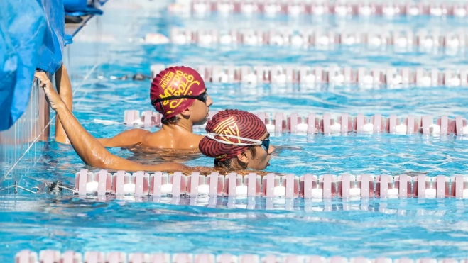 Imagen de dos nadadores en el club / Club Natación Metropole