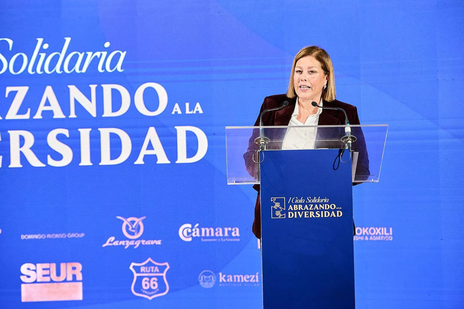 La presidenta del Parlamento de Canarias, Ástrid Pérez, en la I Gala Solidaria “Abrazando la diversidad”, celebrada en la Casa Museo del Campesino, en la isla de Lanzarote./ CEDIDA
