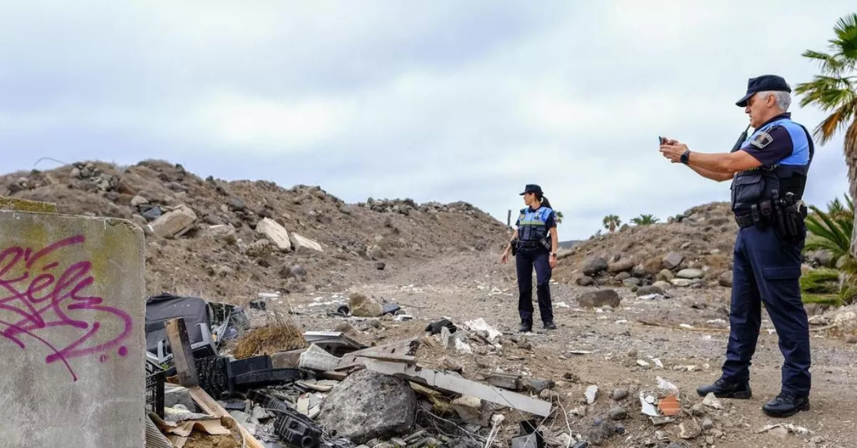 Dos agentes de la Policía Nacional de Las Palmas fotografían un vertido de residuos./ CEDIDA