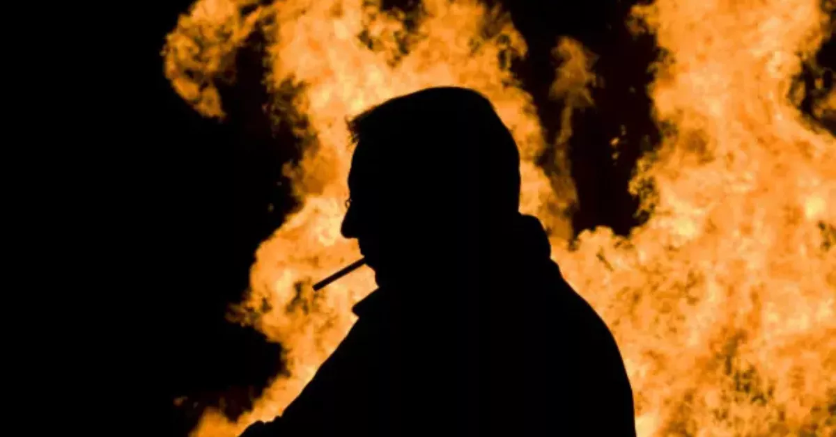 Un pirómano ante un incendio provocado por él, en una imagen de archivo./ ARCHIVO