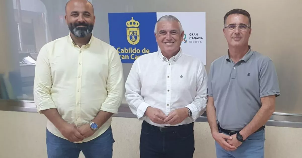 Pedro Suárez, en el centro, ha sido nombrado alcalde La Aldea / NC