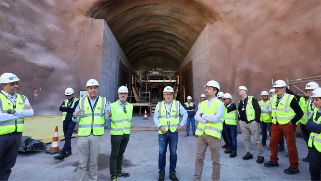 El presidente del Cabildo de Gran Canaria, Antonio Morales (4i), y el director de Infraestructuras Red Eléctrica en las islas, Daniel Pérez Varela (5i) / EFE