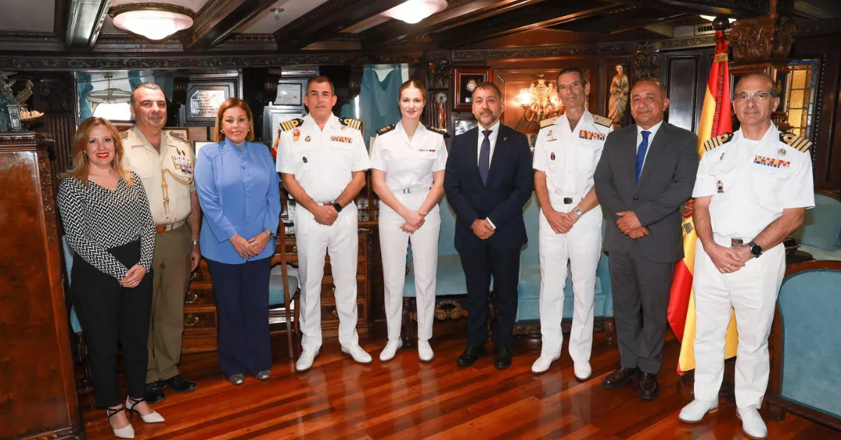 La princesa Leonor junto a las autoridades canarias del Parlamento regional, Cabildo de Tenerife y Ayuntamiento santacrucero / PARLAMENTO DE CANARIAS