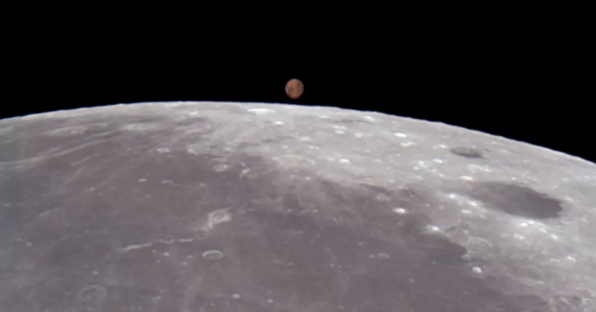 Marte y la Luna, segundos antes de que el planeta sea ocultado por nuestro satélite / IAC
