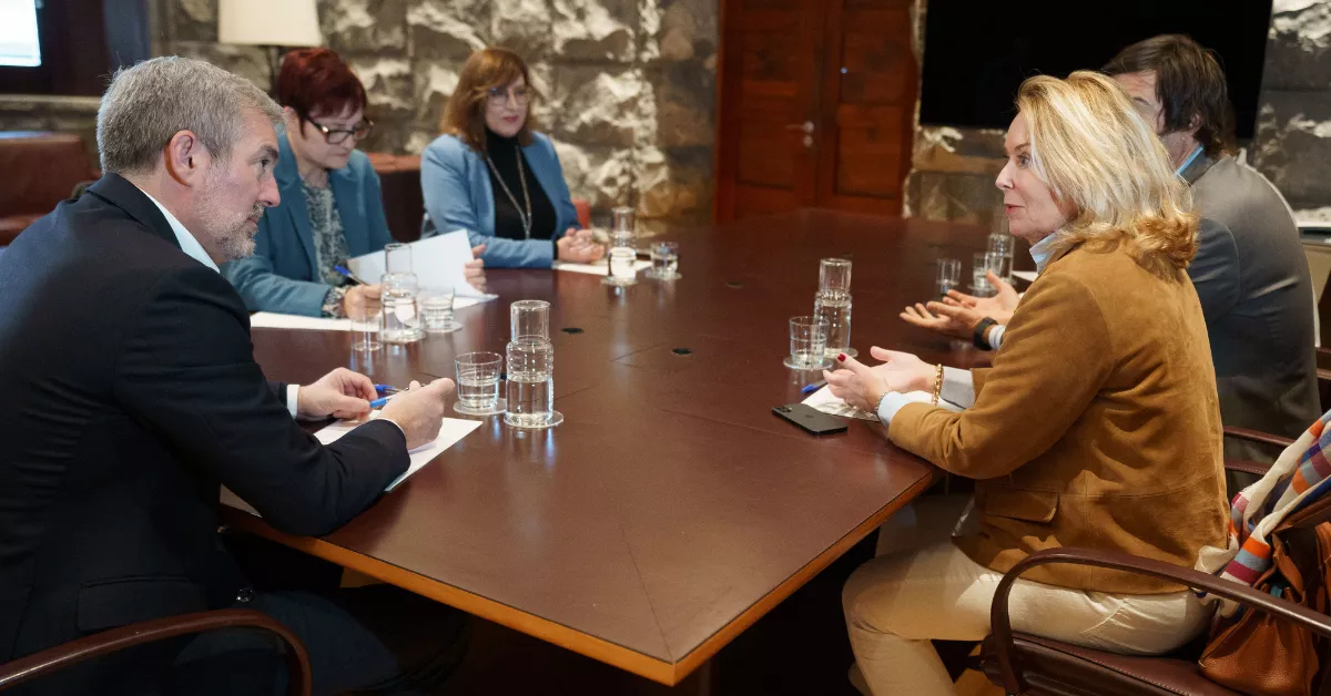 El presidente de Canarias, Fernando Clavijo (i), se reunió este viernes con la representante del Comité de las Regiones de la Unión Europea, Anne Rudisuhli (d) / EFE