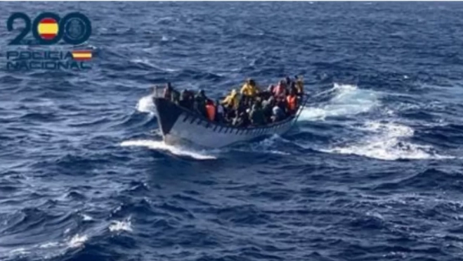 Una embarcación llegando a Canarias patroneada por uno de los detenidos / POLICÍA NACIONAL