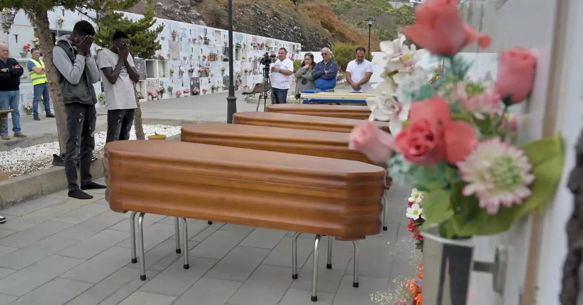 Dos migrantes lloran con dolor la muerte de sus compañeros de travesía / EFE - GELMERT FINOL